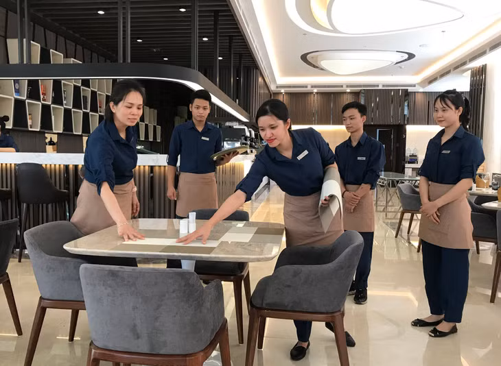 Khách sạn Eastin Phát Linh Hạ Long (phường Bãi Cháy, TP Hạ Long) đào tạo nhân lực tại chỗ, đảm bảo tiêu chuẩn 5 sao quốc tế.