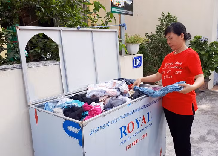Tủ quần áo từ thiện đặt tại gia đình bà Nguyễn Thị Lan Hương để vận động mọi người quyên góp, ủng hộ cho người nghèo.