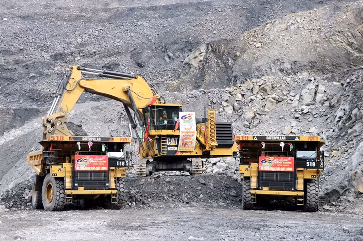 Máy xúc hiện đại và xe ô tô trọng tải lớn được đưa vào sản xuất mang lại hiệu quả và năng suất cao
