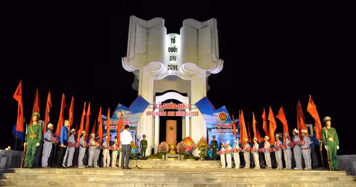* Tối 26/7, TP Móng Cái đã tổ chức Lễ thắp nến tri ân các anh hùng liệt sỹ nhân kỷ niệm 73 năm Ngày Thương binh - Liệt sỹ 27/7 (1947 – 2020). 