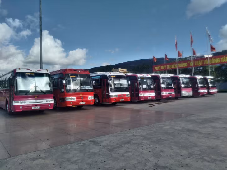 Xe du lịch của Công ty CP Thương mại du lịch và vận chuyển khách Tình Nghĩa đã đông khách chở lại vào những ngày cuối tuần.