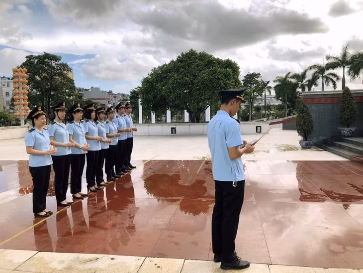 Đoàn Thanh niên Cục Hải quan tỉnh làm Lễ dâng hương tưởng niệm các anh hùng liệt sỹ tại Đài tưởng niệm liệt sĩ TP Hạ Long