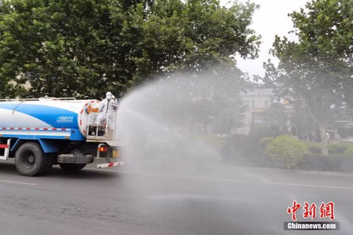 Phun thuốc khử trùng tại khu vực gần doanh nghiệp có nhiều ca Covid-19 ở Đại Liên hôm 23.7. Ảnh: Chinanews