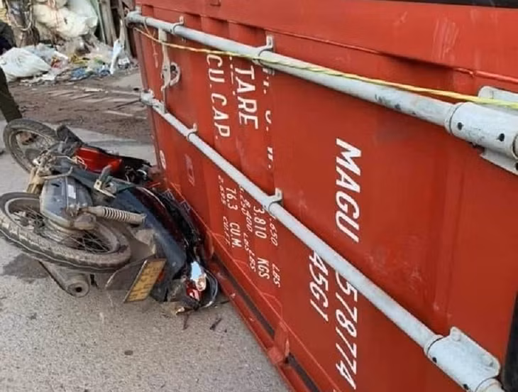 Thùng xe container rơi, đè chết một phụ nữ sau khi mất lái