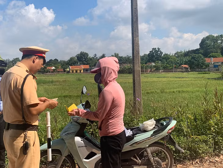 Công an TX Quảng Yên kiểm tra hành chính phương tiện lưu thông trên địa bàn.