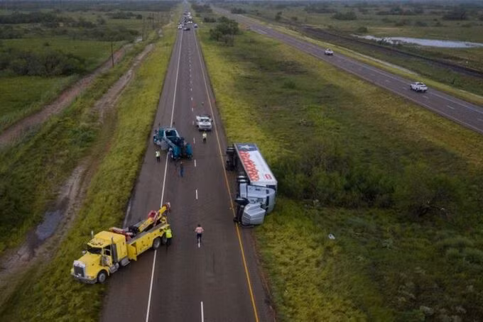 Một xe tải bị lật do gió mạnh trên đường cao tốc 77 ở Sarita, Texas, Mỹ, hôm 26/7. Ảnh: Reuters