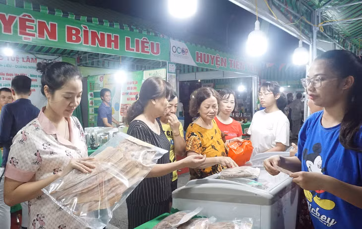 Người dân tới mua sắm tại 