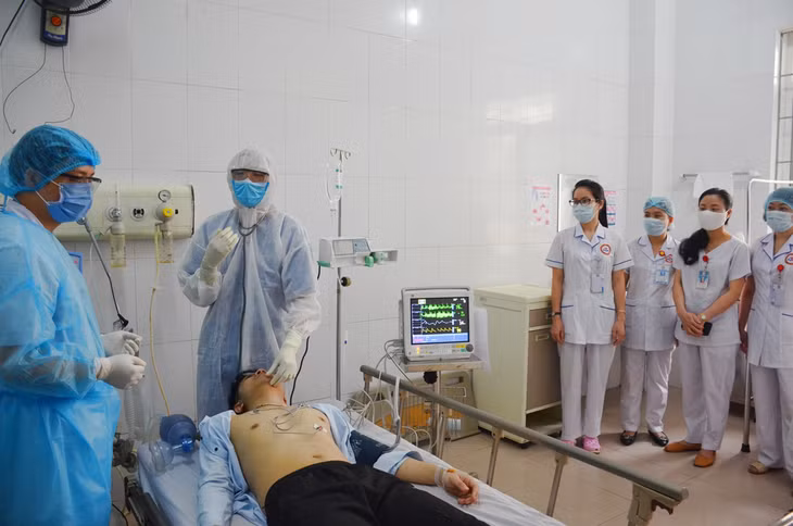 Bệnh viện Đa khoa Khu vực Cẩm Phả bố trí khu vực cách ly và tổ chức chức tập huấn cho y bác sĩ tham gia phòng chống dịch.