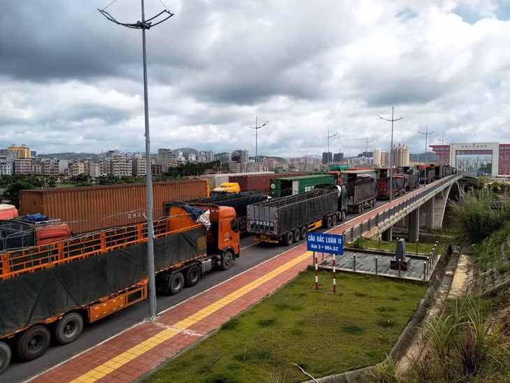 Vận chuyển hàng hoá tại Cửa khẩu quốc tế Móng Cái.