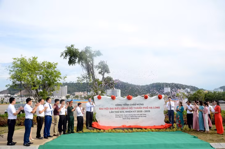 TP Hạ Long gắn biển công trình chào mừng Đại hội Đại biểu Đảng bộ thành phố lần thứ XXV cho tuyến đường bao biển Bãi Cháy.