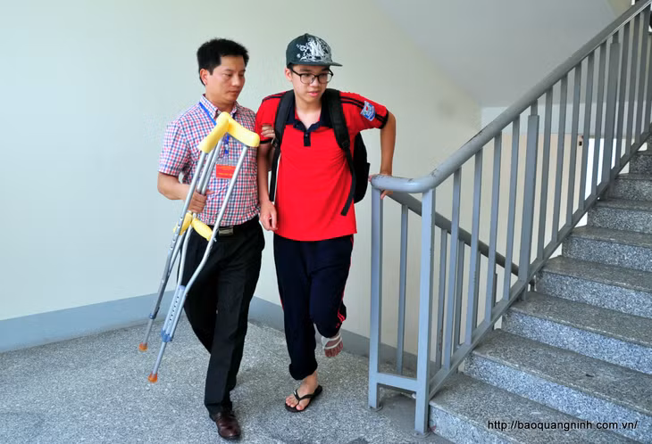 Cán bộ làm thi ở Hội đồng thi THPT Chuyên Hạ Long tích cực trợ giúp thí sinh 