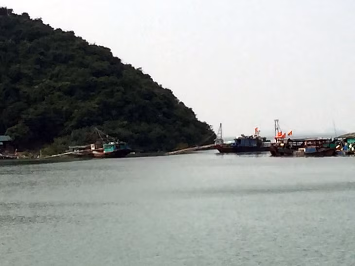 Tàu khán điện đỗ tại khu vực Cống Cách, xã Vĩnh Trung.