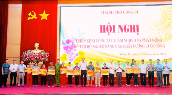 hơn 2,2 tỷ đồng đã được các cơ quan, đơn vị, doanh nghiệp trên địa bàn tp trao hỗ trợ các hộ nghèo