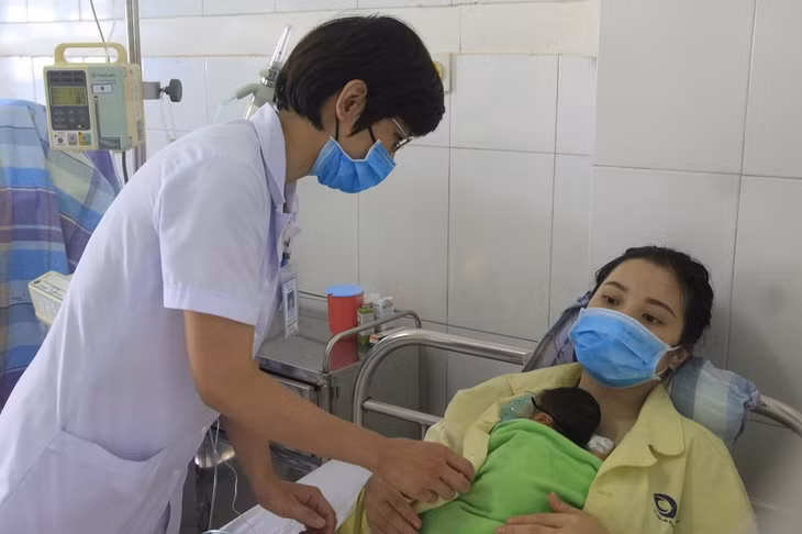 Bác sĩ thăm khám cho bệnh nhi sinh non