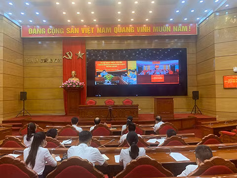 Quang cảnh cuộc họp tại đầu cầu Quảng Ninh. 