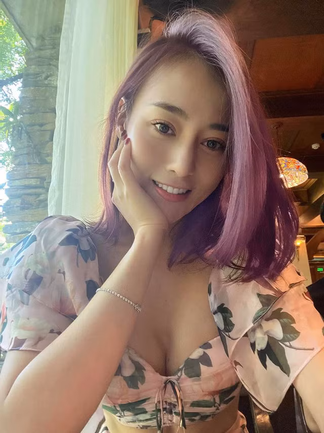 Phương Oanh khoe màu tóc mới.