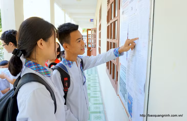Thí sinh tại Hội đồng thi THPT Uông Bí kiểm tra lại danh sách thi được niêm yết tại các phòng thi.