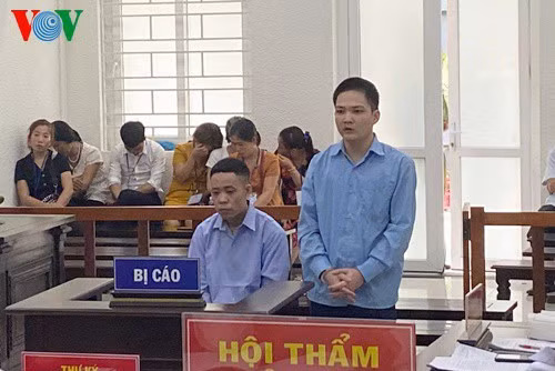Bị cáo Nguyễn Đức Thịnh (trái) và Nguyễn Mạnh Thực tại tòa.