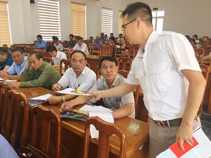 Cấp phát tài liệu pháp luật tại buổi trợ giúp pháp lý lưu động.