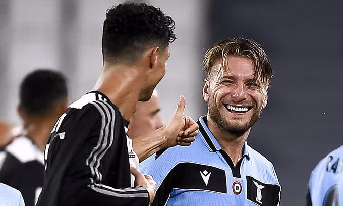 Immobile (phải) bỏ xa Ronaldo trong cuộc đua giành Giày Vàng. Ảnh: Imago.