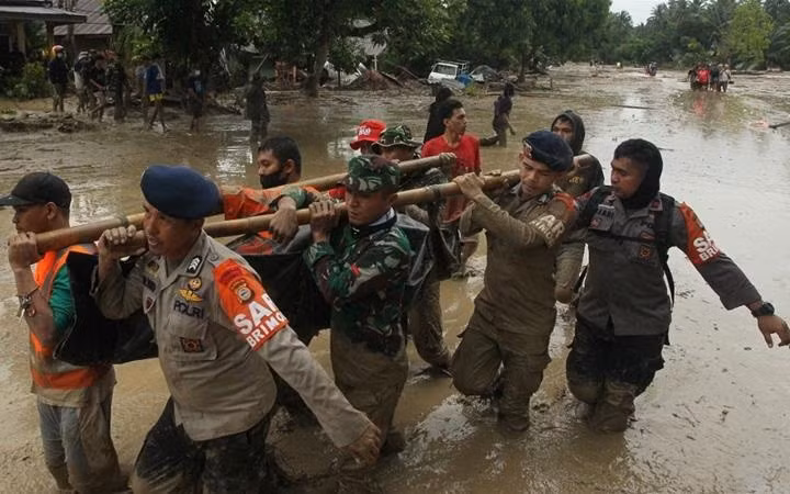 Lũ lụt ở Indonesia. Ảnh: Al Jazeera.