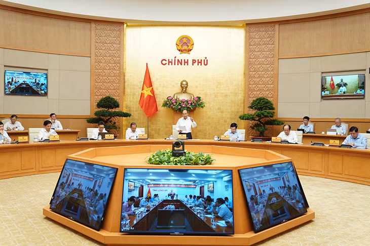 Thủ tướng Nguyễn Xuân Phúc chủ trì phiên họp trực tuyến Thường trực Chính phủ với các địa phương về giải ngân vốn đầu tư công sáng 16/7/2020 - Ảnh VGP/Quang Hiếu