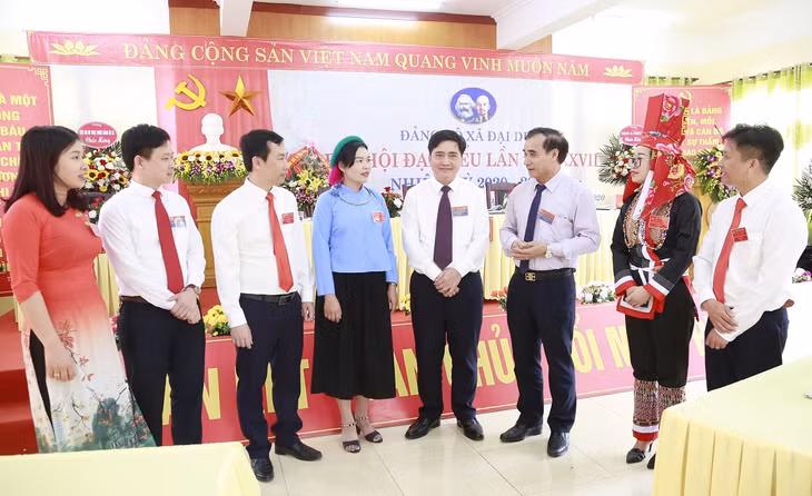 Các đồng chí lãnh đạo huyện trò chuyện với đại biểu dự Đại hội Đảng bộ xã Đại Dực.Đại hội đại biểu Đảng bộ xã Đại Dực lần thứ XXVII, nhiệm kỳ 2020 – 20205