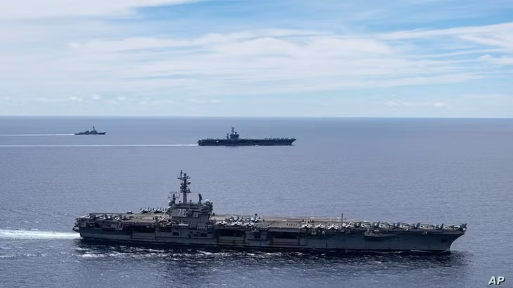 Tàu sân bay Mỹ USS Ronald Reagan và tàu sân bay USS Nimitz có hoạt động diễn tập chung ở Biển Đông ngày 6/7/2020. Ảnh: AP.