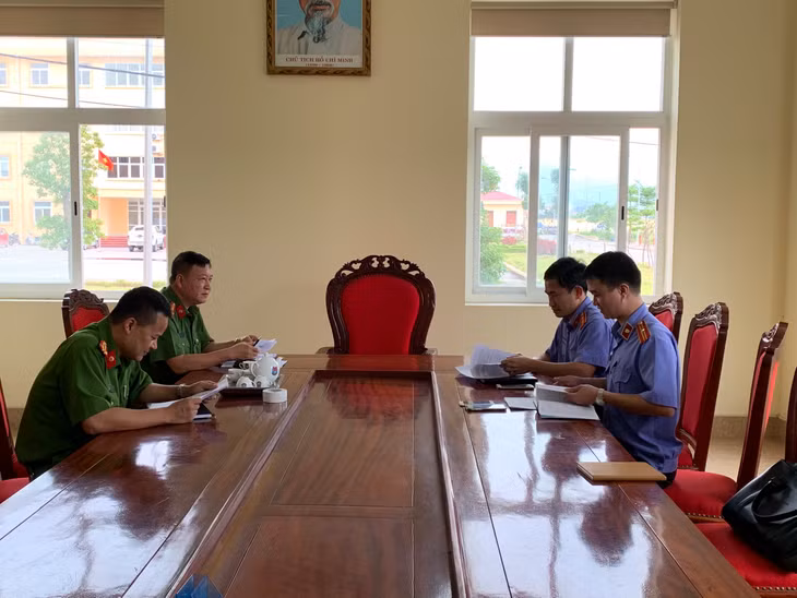 VKSND TP Uông Bí trực tiếp kiểm sát việc tiếp nhận, giải quyết tố giác, tin báo về tội phạm, kiến nghị khởi tố tại Cơ quan CSĐT Công an TP Uông Bí.