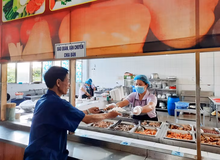 Bệnh viện Đa khoa tỉnh, cung cấp các suất ăn đảm bảo dinh dưỡng, ATTP cho bệnh nhân và người nhà bệnh nhân.