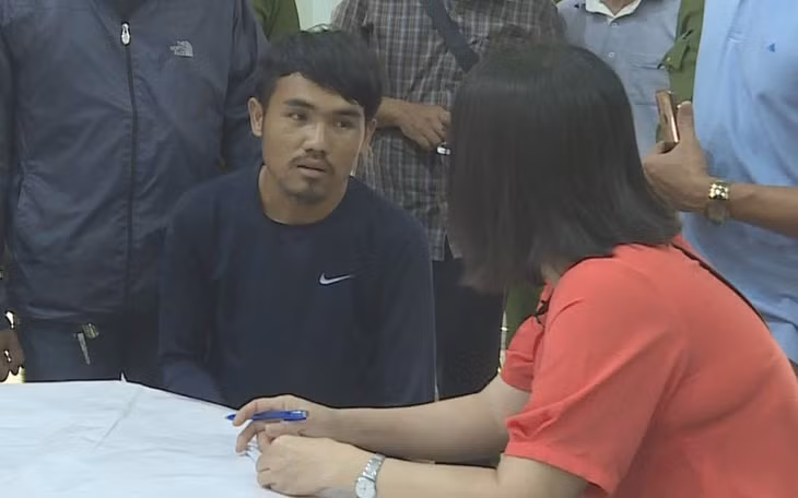Đối tượng người Lào Nhia Hơ tại cơ quan điều tra.