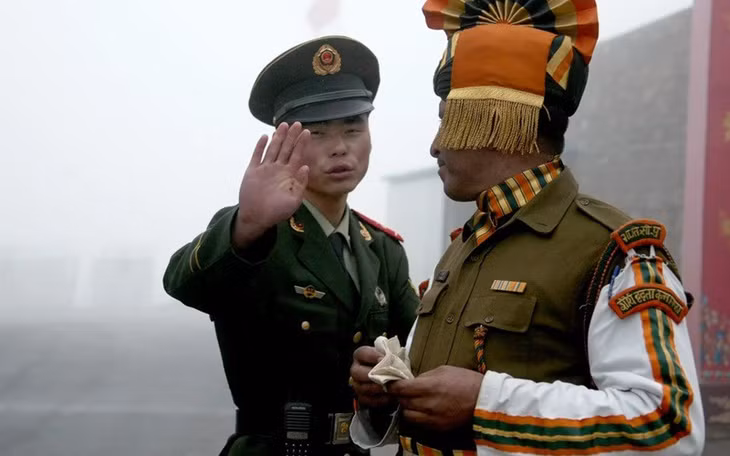 Binh sĩ Trung Quốc và Ấn Độ ở vùng biên giới 2 nước. Ảnh: AFP.