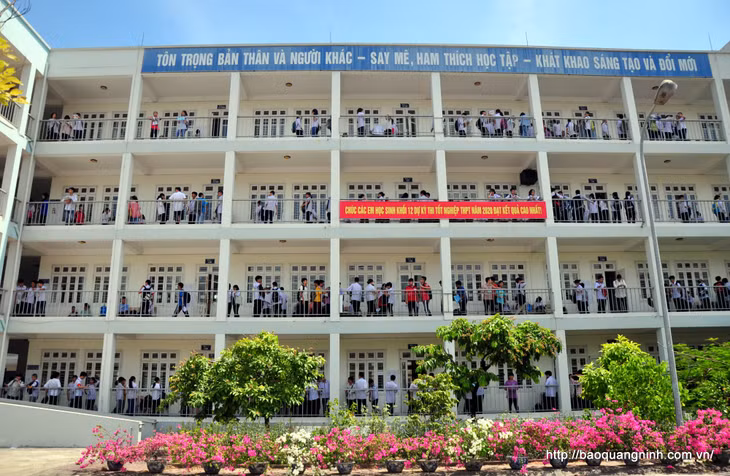 Thời tiết nắng nóng cực độ vào thời điểm đầu giờ chiều ảnh hưởng ít nhiều đến sức khỏe của các thí sinh dự thi tuyển sinh vào Trường THPT Chuyên Hạ Long.