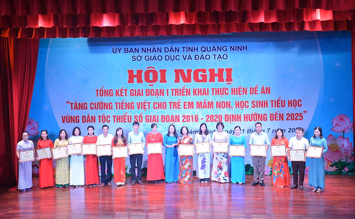 Lãnh đạo Sở GD&ĐT trao giấy khen cho các cá nhân, tập thể có thành tích xuất sắc trong thực hiện chuyên đề xây dựng trường mầm non lấy trẻ làm trung tâm, giai đoạn 2016-2020.