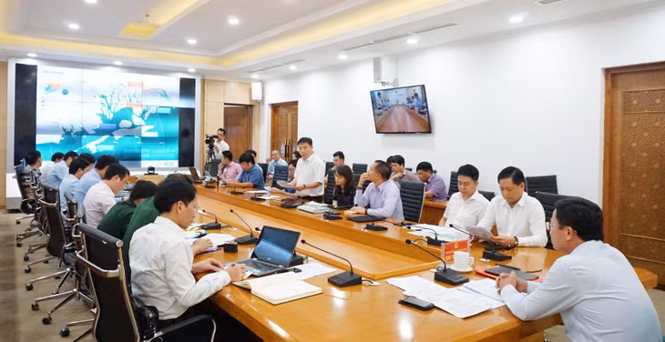 Các đại biểu nghe trình bày quy hoạch các dự án đầu tư trên địa bàn huyện Hải Hà.