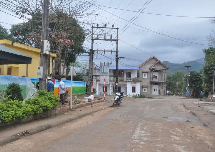 Các xã miền núi, dân tộc trên địa bàn tỉnh đều có đường giao thông được bê tông hóa giúp xe ô tô đi lại dễ dàng (ảnh: Đường giao thông liên thôn ở xã Quảng lâm, huyện Đầm Hà)