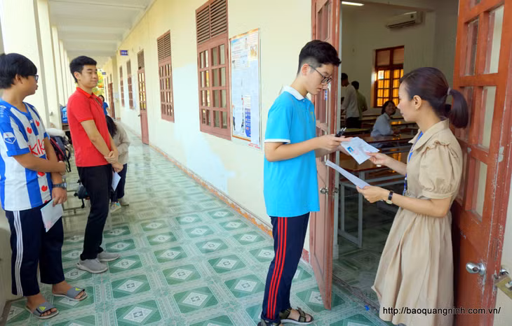 Cán bộ làm công tác thi thực hiện đúng nhiệm vụ được phân công, góp phần đảm bảo an toàn cho kỳ thi.