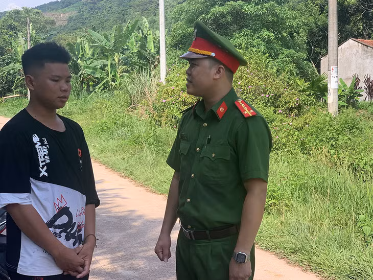 Công an xã Yên Than, trò chuyện với thanh niên trên địa bàn để tuyên truyền pháp luật. 
