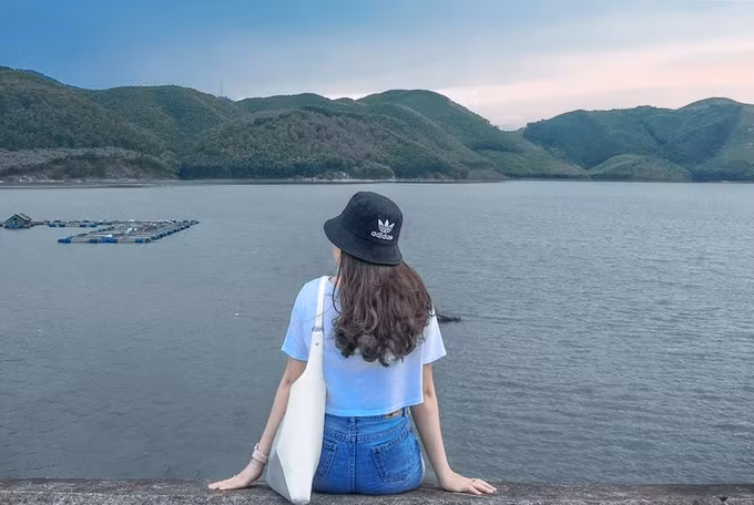 Để có góc ảnh thi vị, nhiều người trẻ tìm đến hồ Khe Ngang, thị xã Hương Trà - cách trung tâm thành phố 15 km.