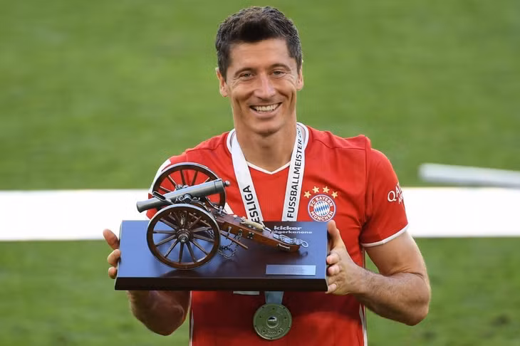 Lewandowski là vua phá lưới Bundesliga và sáng cửa nhận Chiếc Giày Vàng châu Âu mùa này. Ảnh: Reuters.