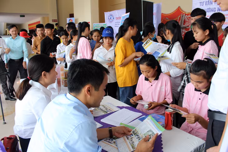 Huyện Đầm Hà phối hợp với Sở Lao động Thương binh và Xã hội tổ chức ngày hội tư vấn hướng nghiệp