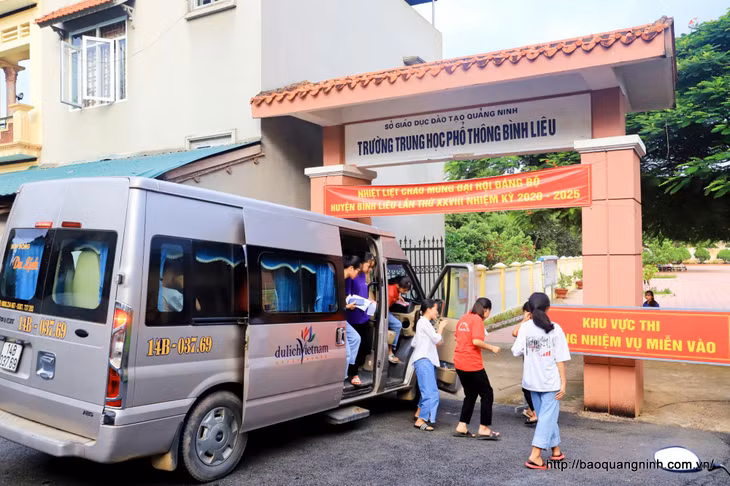 Kỳ thi tuyển sinh vào lớp 10 năm nay, nhiều trường học ở huyện Bình Liêu bố trí xe đưa đón thí sinh ở xa đến điểm thi. Ảnh: Hoàng Gái (Trung tâm TT-VH Bình Liêu)
