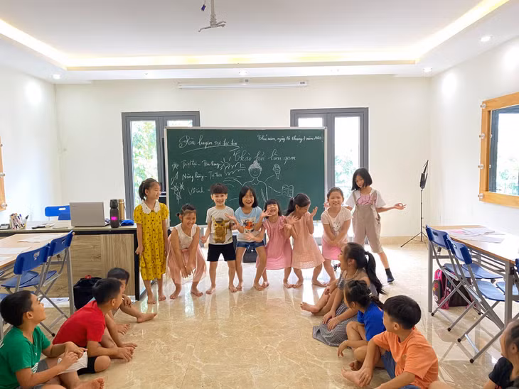 Các em học sinh tham gia lớp kỹ năng sống của Trung tâm đào tạo kỹ năng sống Awaken,