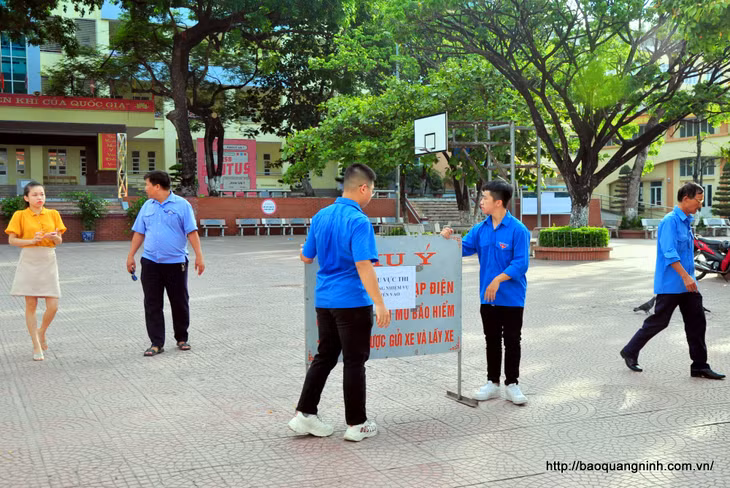 và thanh niên tình nguyện phối hợp
