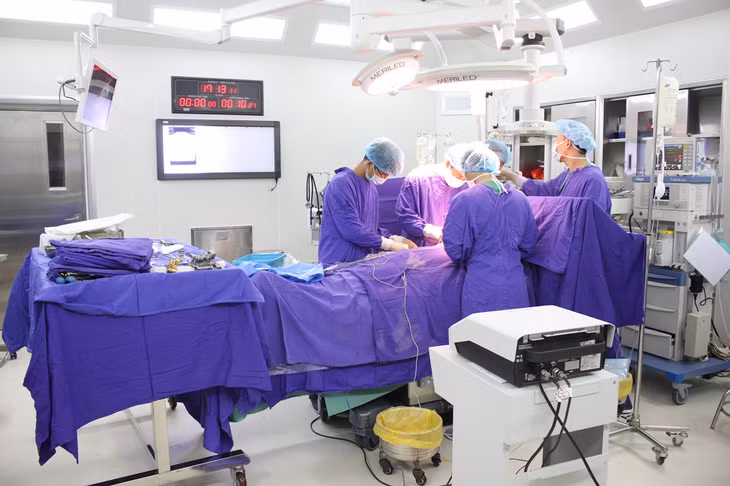 Người dân Quảng Ninh được phẫu thuật tim mạch tại Trung tâm Phẫu thuật và Can thiệp tim mạch, Bệnh viện Đa khoa tỉnh.