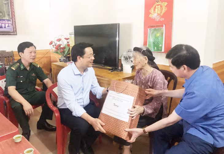 Đoàn đã đến thăm, tặng quà mẹ liệt sĩ Phạm Thị Quyên, phố Phan Đình Phùng, thị trấn Quảng Hà,