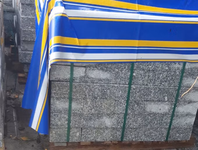 Lô đá granite có giấu ma tuý. Ảnh: Văn Võ.
