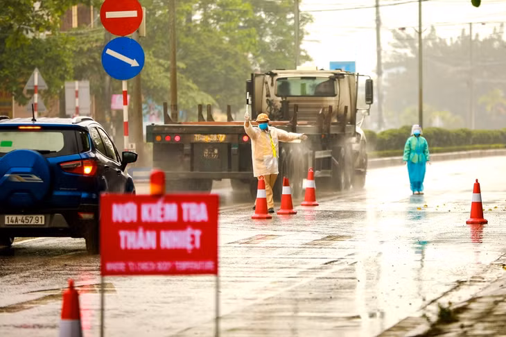 CSGT làm nhiệm vụ điều tiết giao thông, yêu cầu chủ phương tiện kiểm tra thân nhiệt tại các chốt kiểm soát dịch Covid-19 trên địa bàn tỉnh.
