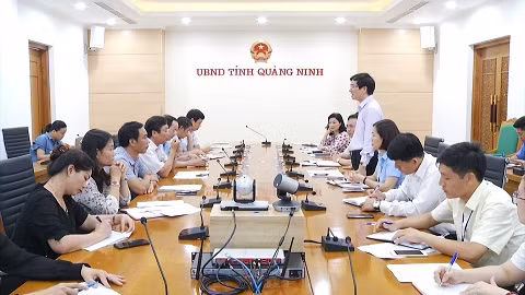 Quang cảnh buổi làm việc