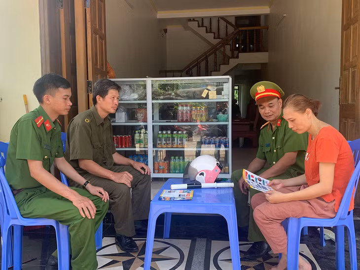 Công an xã Lương Mông (Ba Chẽ) tuyên truyền Luật giao thông cho người dân trên địa bàn.